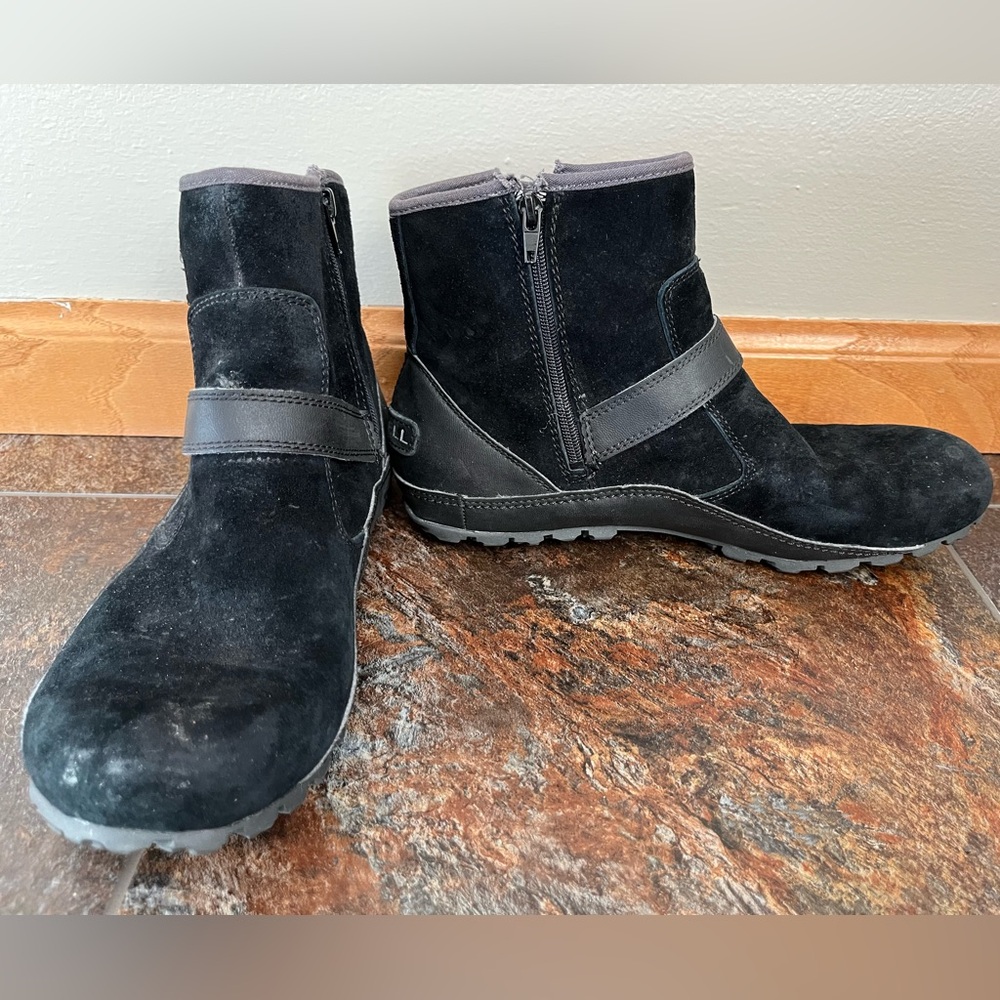 Women’s Merrell black suede / leather  performance ankle bootie. Size 7.5